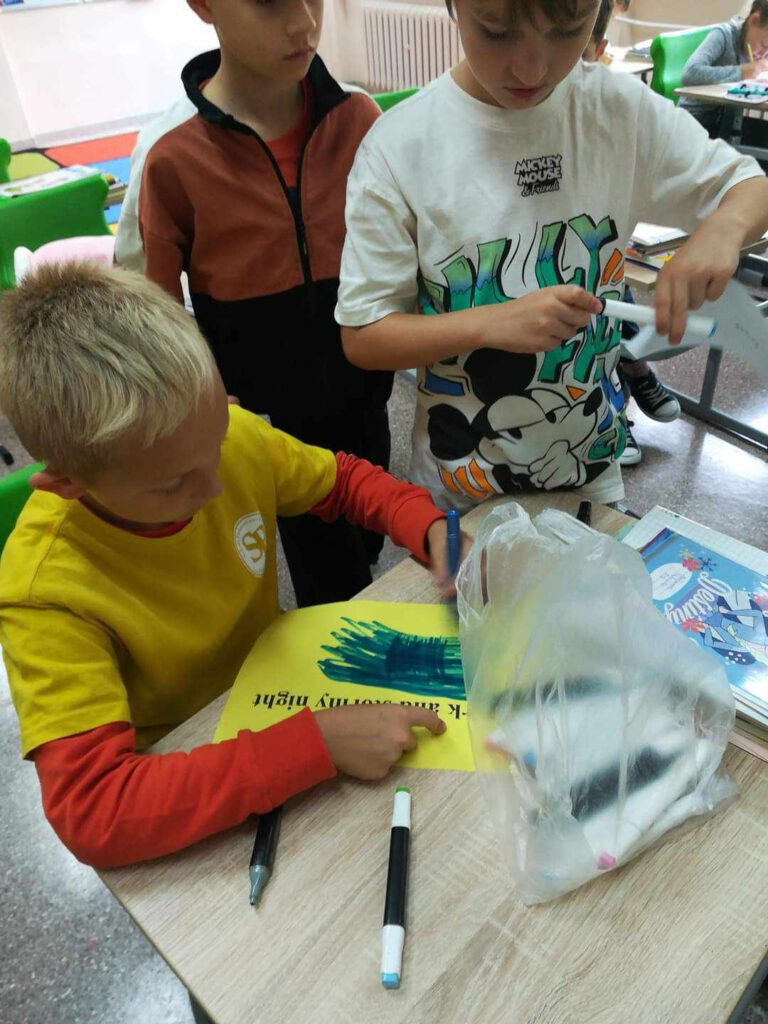 Dzieci malują plakaty