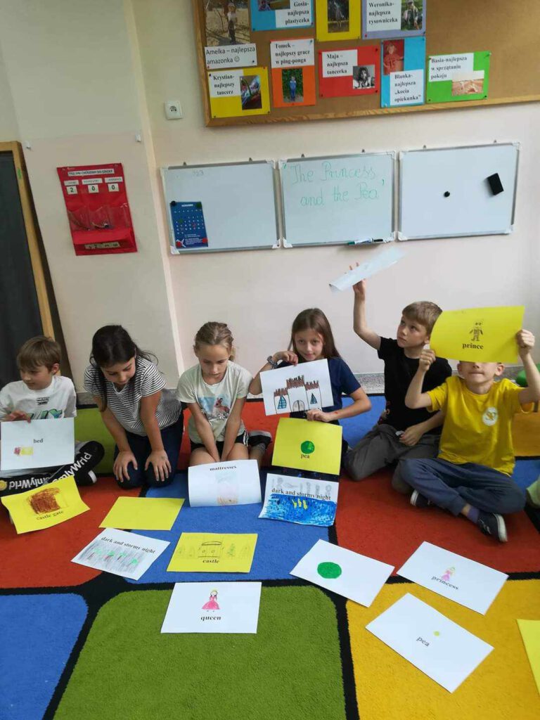 Dzieci z rysunkami w szkole
