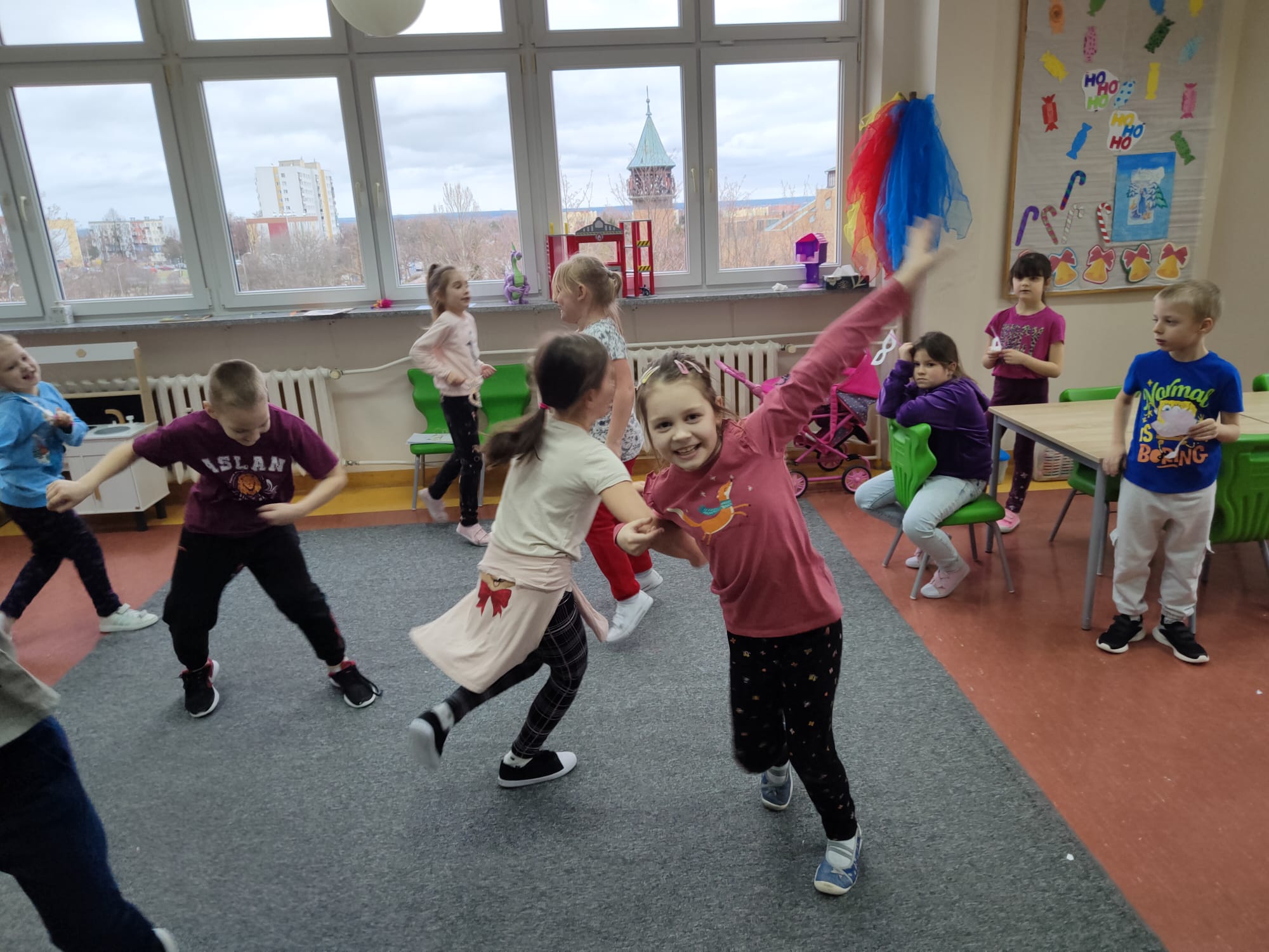 Dzieci tańczące na sali